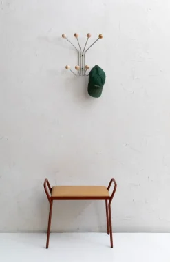Anyone stool, Cinnamon-vegeta trace leather