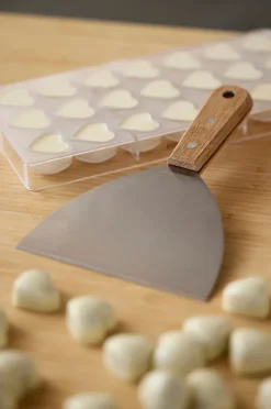 Blomsterbergs chocolate scraper, Oak-stainless steel