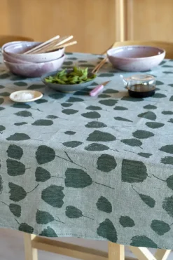 Bouquet table cloth 147x147 cm, Green-off-white