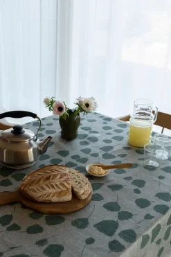 Bouquet table cloth 147x147 cm, Green-off-white