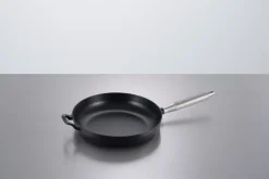 Buster & Punch cast iron frying pan black Ø28 cm, Steel handle