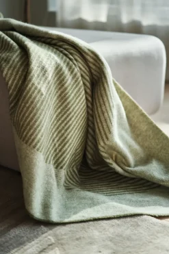 Circles wool throw 130x185 cm, Green