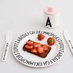 Design Letters beak lid to melamine cup, nude