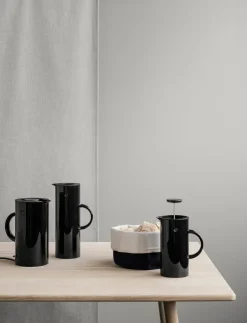 EM77 Stelton vacuum jug 1 l, black shiny