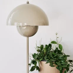FlowerPot VP3 table lamp, grey-beige