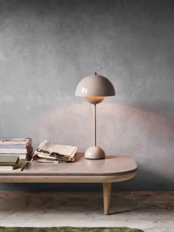 FlowerPot VP3 table lamp, grey-beige