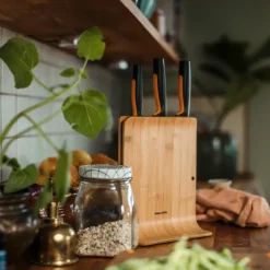 Functional Form knifeblock in bamboo with 3 knives, 4 pieces