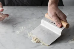 Innovative bench-top scraper 15 cm, Cream Gray