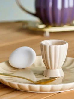 Latina egg cup, Nature