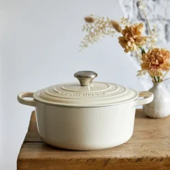 Le Creuset Signature round casserole 4.2 l, Meringue