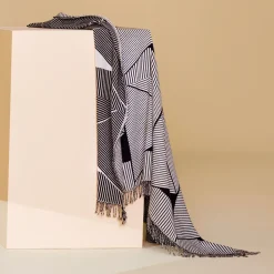Metric focus cotton throw, black