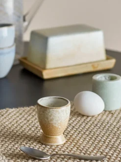 Paula egg cup, Nature