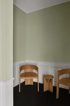 Simple stool Ø36 cm, Warm lacquered oak