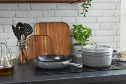 Staub cast iron frying pan with pouring spout Ø26 cm, Graphite gray