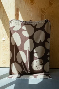 Water lilies throw 130x220 cm, Brown